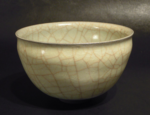 米色瓷碗