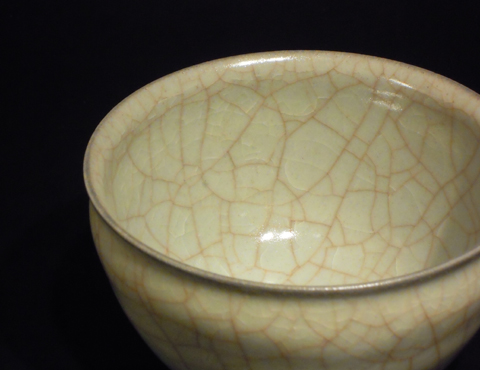 米色瓷碗