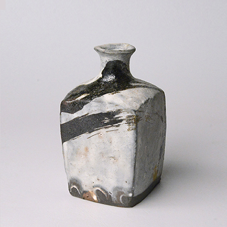 「No.133　粉引唐津角徳利  / Square sake flask, Kohiki-karatsu」の写真　その1