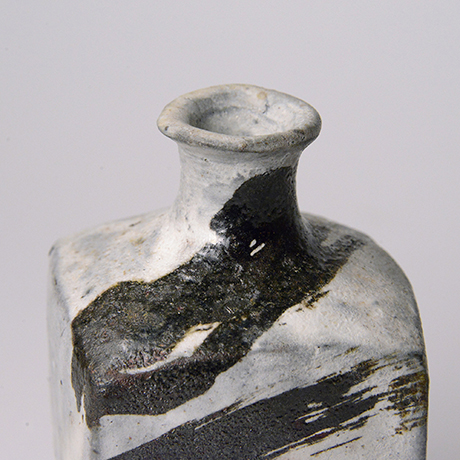 No.133 粉引唐津角徳利 / Square sake flask, Kohiki-karatsu | しぶや 