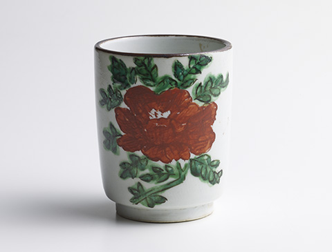 「No.2　魯山人　赤絵牡丹筒 十人　/　A set of 10 cups, Camellia motif」の写真　その4