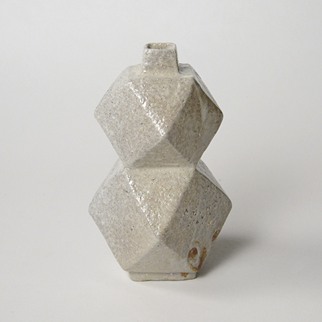 「No.12　無地織部花入 / Vase, Muji-oribe」の写真　その1