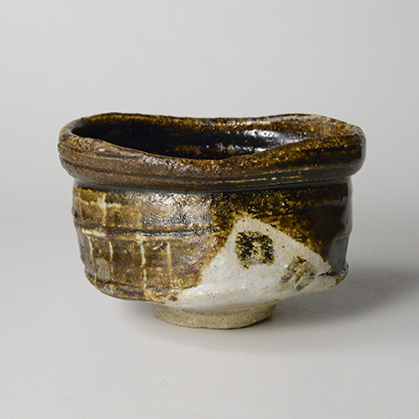 「No.18　黒織部沓茶碗 / Tea bowl, Kuro-oribe, Shoe shaped」の写真　その1