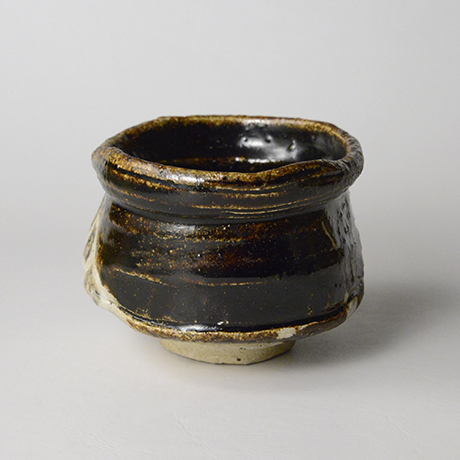 「No.18　黒織部沓茶碗 / Tea bowl, Kuro-oribe, Shoe shaped」の写真　その2