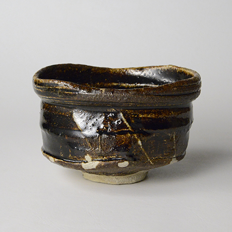 「No.18　黒織部沓茶碗 / Tea bowl, Kuro-oribe, Shoe shaped」の写真　その3