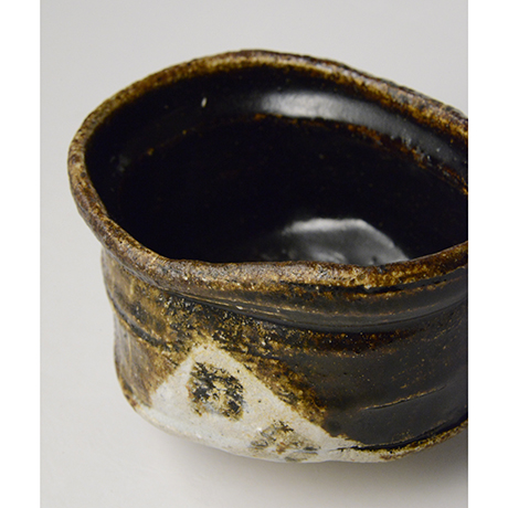 「No.18　黒織部沓茶碗 / Tea bowl, Kuro-oribe, Shoe shaped」の写真　その7