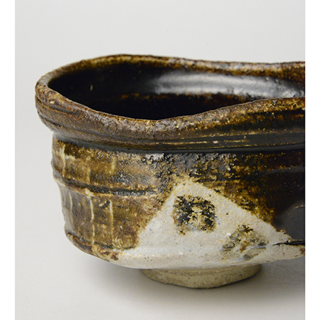 「No.18　黒織部沓茶碗 / Tea bowl, Kuro-oribe, Shoe shaped」の写真　その8