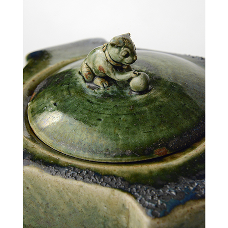 「No.23　織部窯変兎足水指 / Tri-legged water jar, Oribe-yohen」の写真　その6