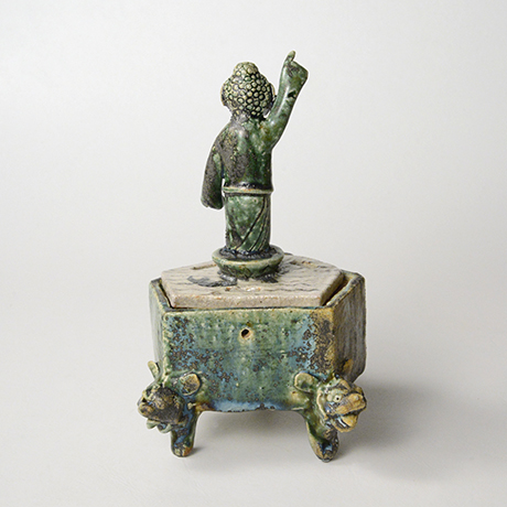 「No.28　青織部誕生佛香炉 / Incense burner, Ao-oribe, Birth of Buddha finial」の写真　その3