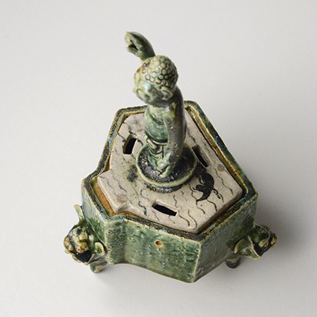 「No.28　青織部誕生佛香炉 / Incense burner, Ao-oribe, Birth of Buddha finial」の写真　その7