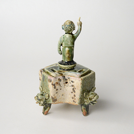 「No.29　青織部誕生佛香炉 / Incense burner, Ao-oribe, Birth of Buddha finial」の写真　その3