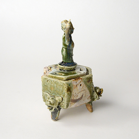 「No.29　青織部誕生佛香炉 / Incense burner, Ao-oribe, Birth of Buddha finial」の写真　その4