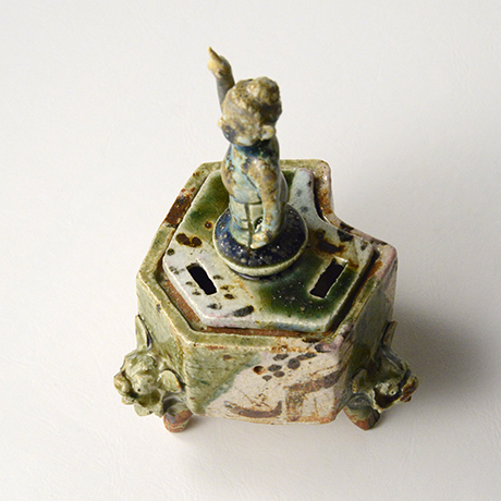 「No.29　青織部誕生佛香炉 / Incense burner, Ao-oribe, Birth of Buddha finial」の写真　その7