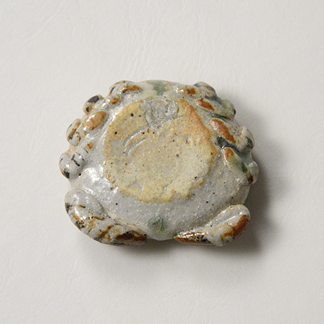 「No.37　弥七田織部蟹香合 / Incense container, Yashichida-oribe, Crab shaped」の写真　その6