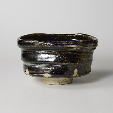 「No.5　織部黒沓茶碗 / Tea bowl, Oribe-kuro, Shoe shaped」の写真　その1