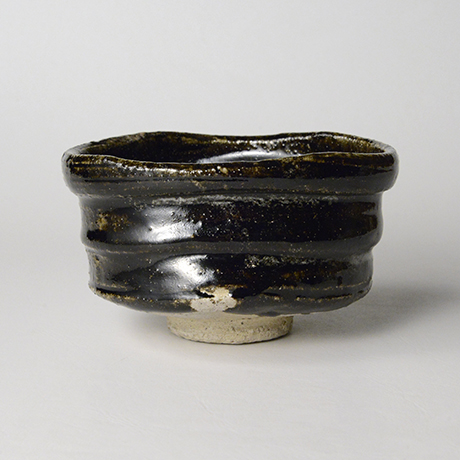 「No.5　織部黒沓茶碗 / Tea bowl, Oribe-kuro, Shoe shaped」の写真　その3