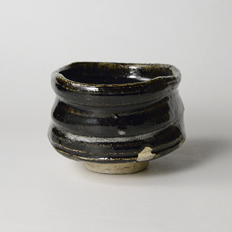 「No.5　織部黒沓茶碗 / Tea bowl, Oribe-kuro, Shoe shaped」の写真　その4