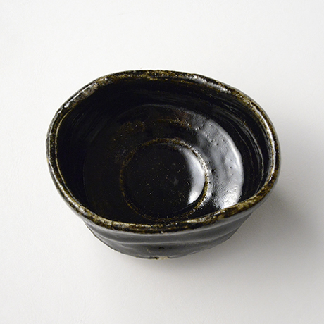 「No.5　織部黒沓茶碗 / Tea bowl, Oribe-kuro, Shoe shaped」の写真　その5