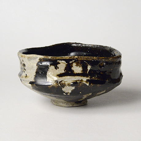 「No.51　黒織部沓茶碗 / Tea bowl, Kuro-oribe, Shoe shaped」の写真　その1