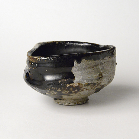 「No.51　黒織部沓茶碗 / Tea bowl, Kuro-oribe, Shoe shaped」の写真　その2