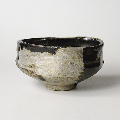 「No.51　黒織部沓茶碗 / Tea bowl, Kuro-oribe, Shoe shaped」の写真　その3