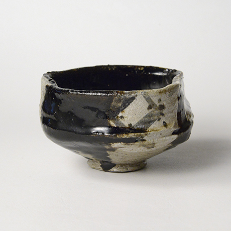 「No.51　黒織部沓茶碗 / Tea bowl, Kuro-oribe, Shoe shaped」の写真　その4