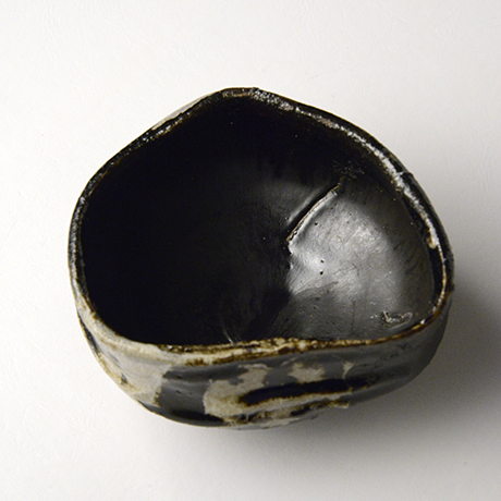 「No.51　黒織部沓茶碗 / Tea bowl, Kuro-oribe, Shoe shaped」の写真　その5