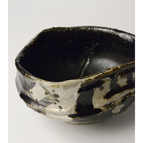 「No.51　黒織部沓茶碗 / Tea bowl, Kuro-oribe, Shoe shaped」の写真　その7
