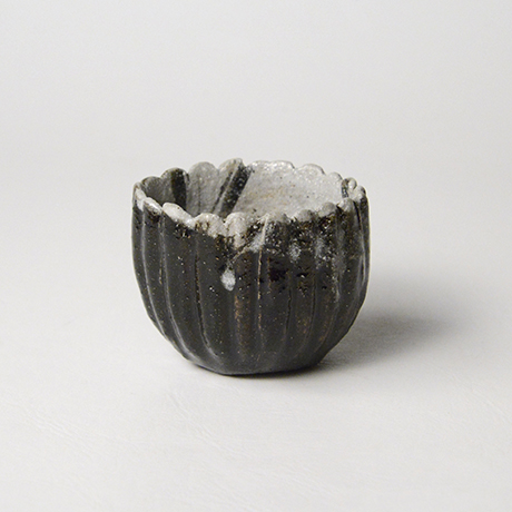 「No.57　黒織部さけのみ / Sake cup, Kuro-oribe」の写真　その1