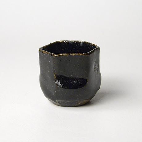 「No.58　織部黒七角さけのみ / Sake cup, Oribe-kuro, Heptagonal」の写真　その1