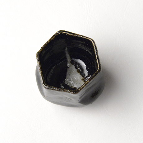 「No.58　織部黒七角さけのみ / Sake cup, Oribe-kuro, Heptagonal」の写真　その3