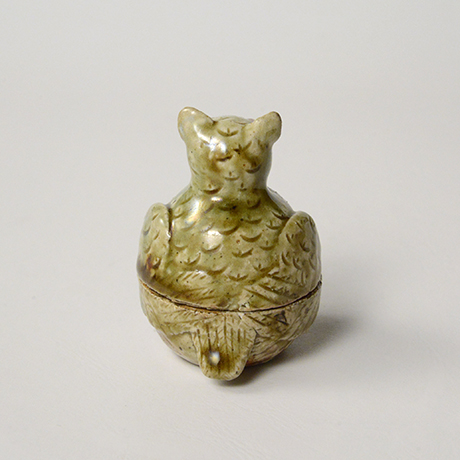 「No.9　青織部ミミズク香合 / Incense container, Ao-oribe, Owl shaped」の写真　その3