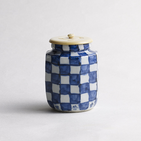 「No.39　古染付市松茶器 / Tea caddy, Underglazed blue」の写真　その1