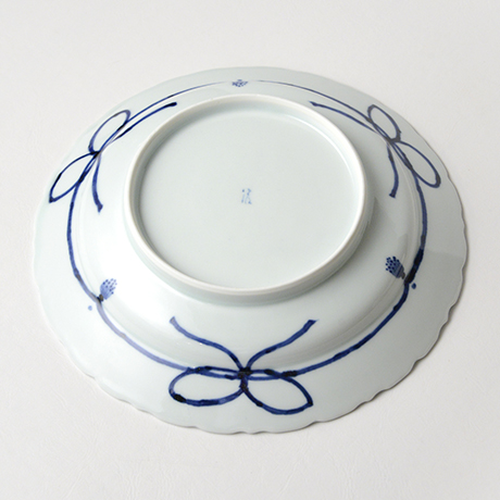 「No.10　葡萄唐草文輪花リム八寸皿 / Dish with grapevine arabesque design, Sometsuke」の写真　その2