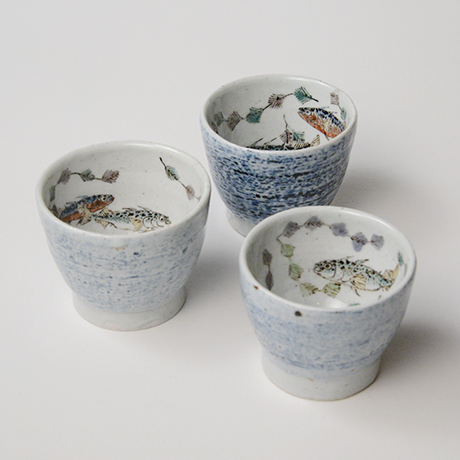 「No.27　色絵汲出碗　五　「イトヨ泳がす図」　A set of five tea cups. Iro-e, “Three-spined Sticklebacks Swimming”」の写真　その1