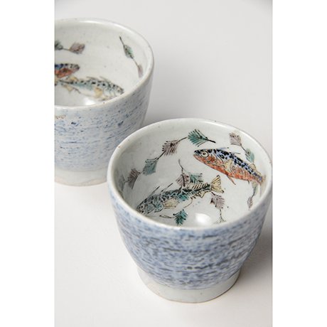 「No.27　色絵汲出碗　五　「イトヨ泳がす図」　A set of five tea cups. Iro-e, “Three-spined Sticklebacks Swimming”」の写真　その3