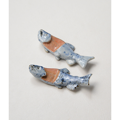 「No.37　色絵染付箸置　「荒巻じゃけ」　A set of chopstick rests, Iro-e, “Aramaki Salmon”」の写真　その2