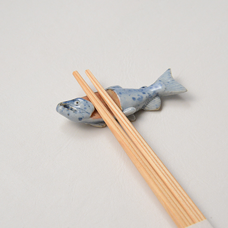 「No.37　色絵染付箸置　「荒巻じゃけ」　A set of chopstick rests, Iro-e, “Aramaki Salmon”」の写真　その4