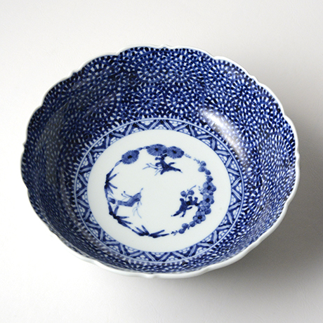 「No.4　蛸唐草文輪花中鉢 / Bowl, arabesque pattern called ‘tako-karakusa’, Sometsuke」の写真　その1