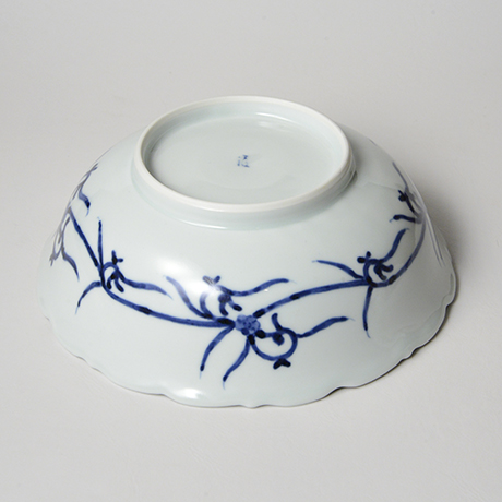 「No.4　蛸唐草文輪花中鉢 / Bowl, arabesque pattern called ‘tako-karakusa’, Sometsuke」の写真　その3