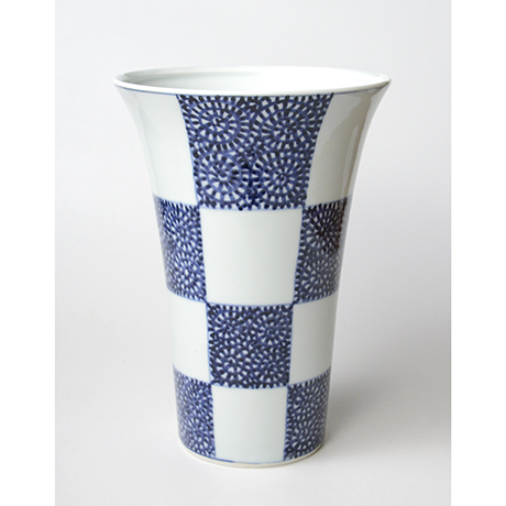 「No.45　蛸唐草市松文花入  /   Flower vase with arabesque design, sometsuke」の写真　その1