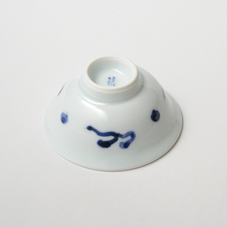 「No.49　雲龍文盃  /   Sake cup with flying dragon design, sometsuke」の写真　その3