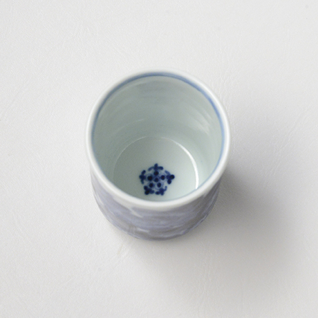 「No.55　岩牡丹文筒ぐい吞 /   Sake cup with peony design, sometsuke」の写真　その3