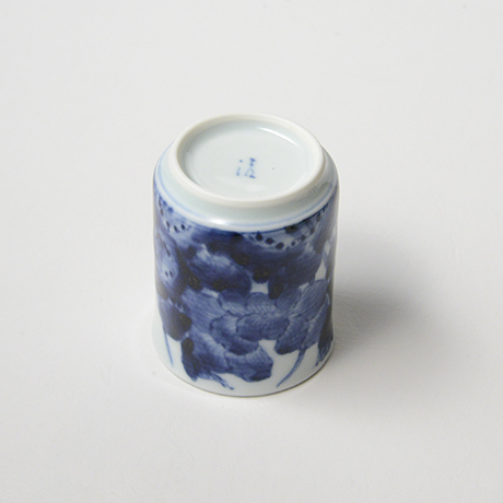 「No.55　岩牡丹文筒ぐい吞 /   Sake cup with peony design, sometsuke」の写真　その4