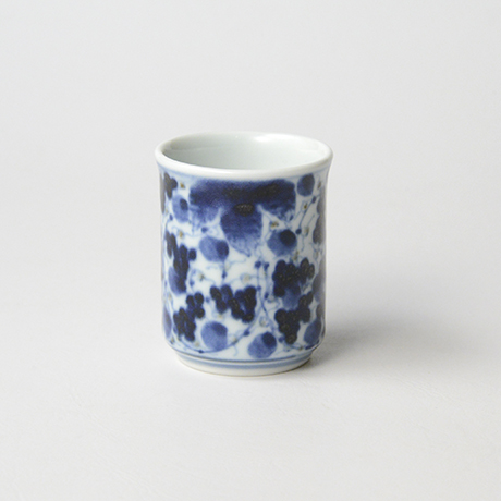「No.56　葡萄唐草文筒ぐい吞 /   Sake cup with grapevine arabesque design, sometsuke」の写真　その1