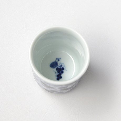 「No.56　葡萄唐草文筒ぐい吞 /   Sake cup with grapevine arabesque design, sometsuke」の写真　その3