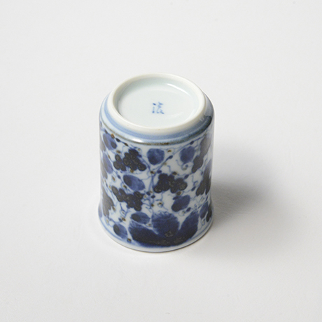 「No.56　葡萄唐草文筒ぐい吞 /   Sake cup with grapevine arabesque design, sometsuke」の写真　その4