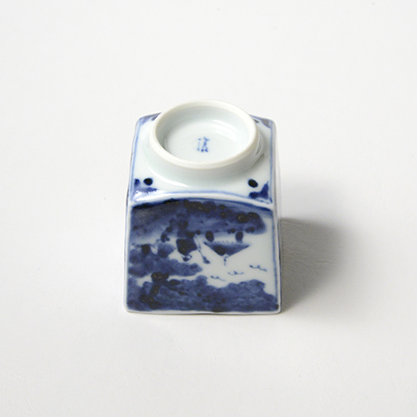 「No.58　山水花唐草文四方角ぐい吞 /   Sake cup with landscape and floral arabesque design, sometsuke」の写真　その5