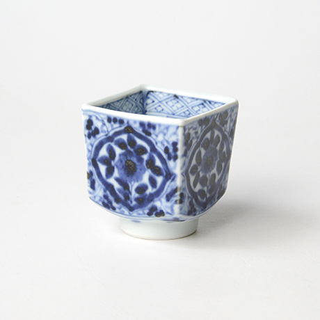 「No.59　草花唐草文四方角ぐい吞 /   Sake cup with floral arabesque design, sometsuke」の写真　その2