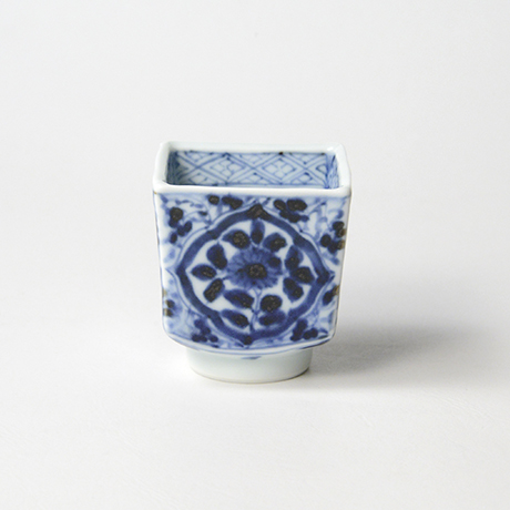 「No.59　草花唐草文四方角ぐい吞 /   Sake cup with floral arabesque design, sometsuke」の写真　その3